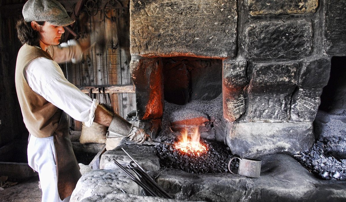 Choosing between gas and solid fuel forges